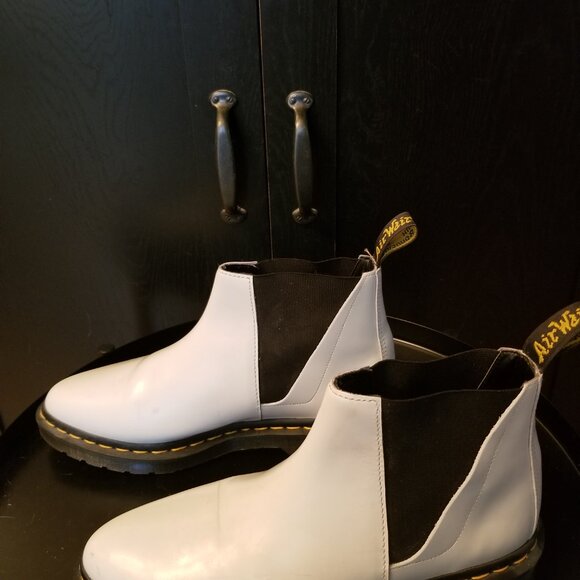 Dr Martens white leather Chelsea boots. Size 9 W. Lightly used. - Picture 2 of 14